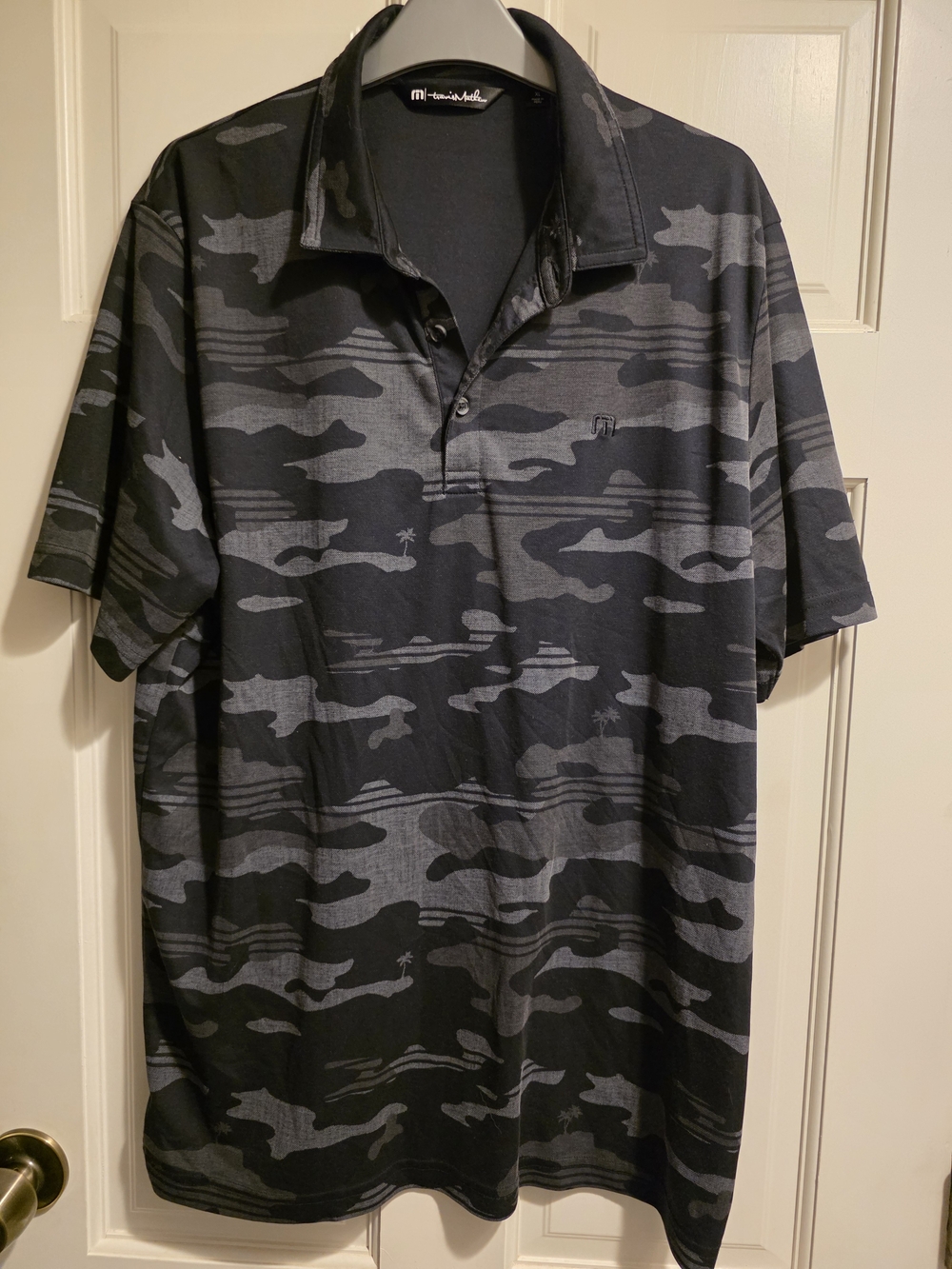 Travis Mathew Men's Black & Gray Camo/palm Tree Size XL PTP 24 In Length 31 In.